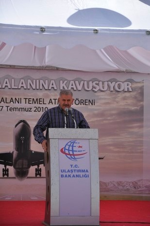 Yüksekovada yapılacak olan THY tören atma merasimi için Ulaştırma Bakanı Binali Yıldırım, Tarım ve Köyişleri Bakanı Mehdi Eker havaalanının temelini attı. 