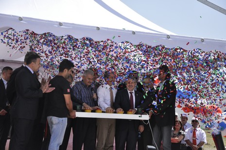 Yüksekovada yapılacak olan THY tören atma merasimi için Ulaştırma Bakanı Binali Yıldırım, Tarım ve Köyişleri Bakanı Mehdi Eker havaalanının temelini attı. 