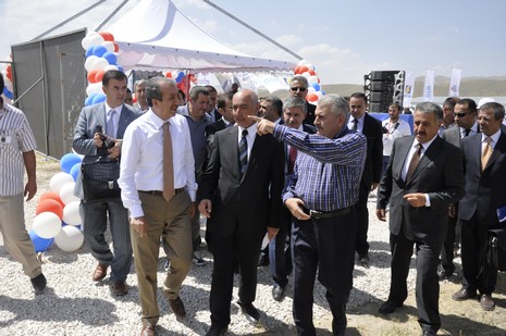 Yüksekovada yapılacak olan THY tören atma merasimi için Ulaştırma Bakanı Binali Yıldırım, Tarım ve Köyişleri Bakanı Mehdi Eker havaalanının temelini attı. 