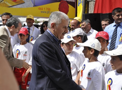 Yüksekovada yapılacak olan THY tören atma merasimi için Ulaştırma Bakanı Binali Yıldırım, Tarım ve Köyişleri Bakanı Mehdi Eker havaalanının temelini attı. 