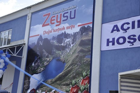 Yüksekovada yapılacak olan THY tören atma merasimi için Ulaştırma Bakanı Binali Yıldırım, Tarım ve Köyişleri Bakanı Mehdi Eker havaalanının temelini attı. 