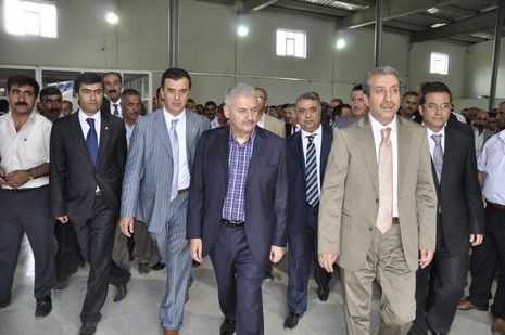 Yüksekovada yapılacak olan THY tören atma merasimi için Ulaştırma Bakanı Binali Yıldırım, Tarım ve Köyişleri Bakanı Mehdi Eker havaalanının temelini attı. 