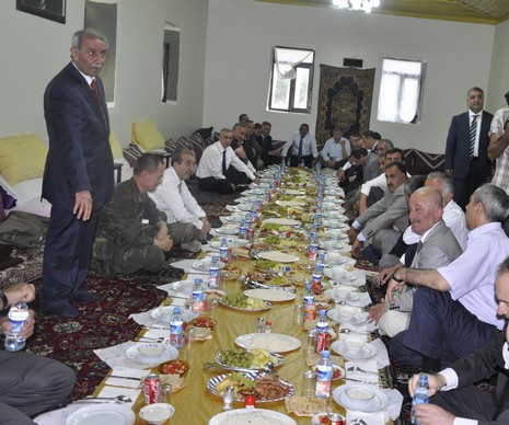 Yüksekovada yapılacak olan THY tören atma merasimi için Ulaştırma Bakanı Binali Yıldırım, Tarım ve Köyişleri Bakanı Mehdi Eker havaalanının temelini attı. 