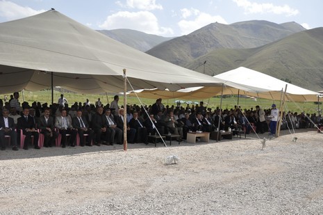 Yüksekovaya bağlı Büyükçiftlik beldesinde Zeysu su paketleme fabrikası yapılan törenle hizmete açıldı