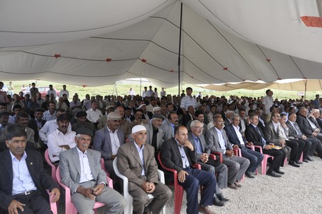 Yüksekovaya bağlı Büyükçiftlik beldesinde Zeysu su paketleme fabrikası yapılan törenle hizmete açıldı