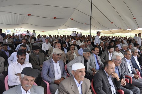 Yüksekovaya bağlı Büyükçiftlik beldesinde Zeysu su paketleme fabrikası yapılan törenle hizmete açıldı