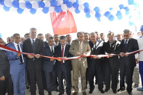 Yüksekovaya bağlı Büyükçiftlik beldesinde Zeysu su paketleme fabrikası yapılan törenle hizmete açıldı