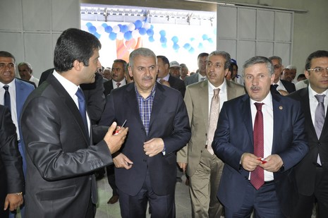 Yüksekovaya bağlı Büyükçiftlik beldesinde Zeysu su paketleme fabrikası yapılan törenle hizmete açıldı