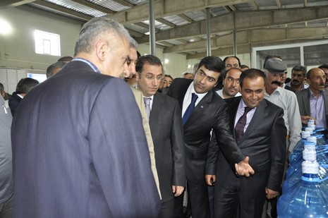 Yüksekovaya bağlı Büyükçiftlik beldesinde Zeysu su paketleme fabrikası yapılan törenle hizmete açıldı