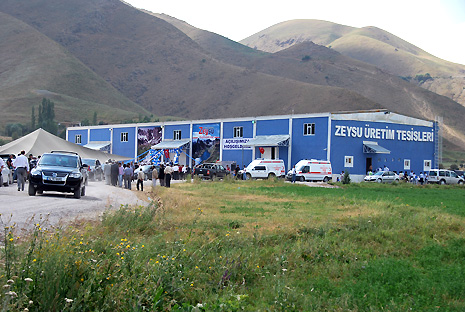 Yüksekovaya bağlı Büyükçiftlik beldesinde Zeysu su paketleme fabrikası yapılan törenle hizmete açıldı