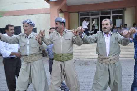 Yüksekova'da 17.18 Temmuz 2010 tarihleri arasında evlenen çiftleri sizler için sayfamıza taşıdık.