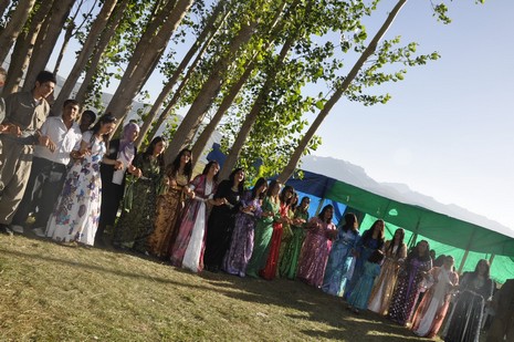 Yüksekova'da 17.18 Temmuz 2010 tarihleri arasında evlenen çiftleri sizler için sayfamıza taşıdık.