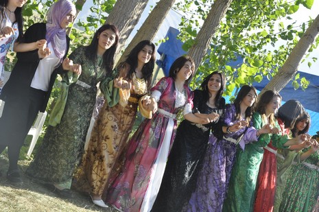 Yüksekova'da 17.18 Temmuz 2010 tarihleri arasında evlenen çiftleri sizler için sayfamıza taşıdık.