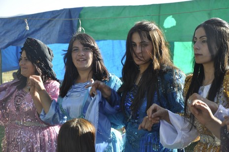 Yüksekova'da 17.18 Temmuz 2010 tarihleri arasında evlenen çiftleri sizler için sayfamıza taşıdık.