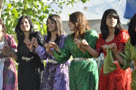 Yüksekova'da 17.18 Temmuz 2010 tarihleri arasında evlenen çiftleri sizler için sayfamıza taşıdık.