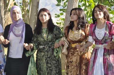 Yüksekova'da 17.18 Temmuz 2010 tarihleri arasında evlenen çiftleri sizler için sayfamıza taşıdık.