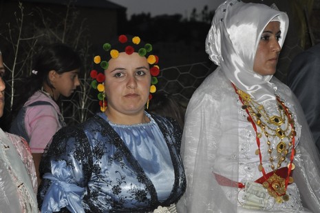 Yüksekova'da 17.18 Temmuz 2010 tarihleri arasında evlenen çiftleri sizler için sayfamıza taşıdık.