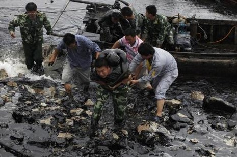 Dünya, Meksika Körfezi'ndeki çevre felaketinden sonra yeni bir felaketle karşı karşıya. Çin'de ülke tarihinin en büyük petrol sızıntısında, okyanus üzerinde şimdiden 430 kilometre kareden fazla bir alan zifiri siyaha büründü.