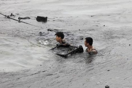 Dünya, Meksika Körfezi'ndeki çevre felaketinden sonra yeni bir felaketle karşı karşıya. Çin'de ülke tarihinin en büyük petrol sızıntısında, okyanus üzerinde şimdiden 430 kilometre kareden fazla bir alan zifiri siyaha büründü.