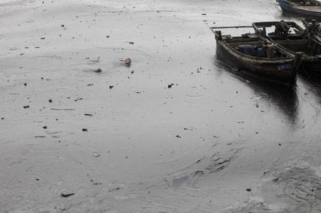 Dünya, Meksika Körfezi'ndeki çevre felaketinden sonra yeni bir felaketle karşı karşıya. Çin'de ülke tarihinin en büyük petrol sızıntısında, okyanus üzerinde şimdiden 430 kilometre kareden fazla bir alan zifiri siyaha büründü.