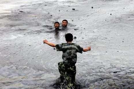 Dünya, Meksika Körfezi'ndeki çevre felaketinden sonra yeni bir felaketle karşı karşıya. Çin'de ülke tarihinin en büyük petrol sızıntısında, okyanus üzerinde şimdiden 430 kilometre kareden fazla bir alan zifiri siyaha büründü.