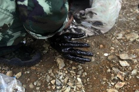 Dünya, Meksika Körfezi'ndeki çevre felaketinden sonra yeni bir felaketle karşı karşıya. Çin'de ülke tarihinin en büyük petrol sızıntısında, okyanus üzerinde şimdiden 430 kilometre kareden fazla bir alan zifiri siyaha büründü.