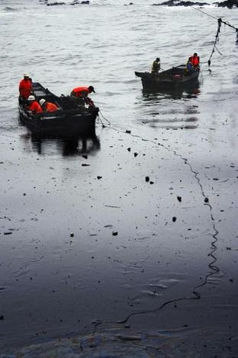 Dünya, Meksika Körfezi'ndeki çevre felaketinden sonra yeni bir felaketle karşı karşıya. Çin'de ülke tarihinin en büyük petrol sızıntısında, okyanus üzerinde şimdiden 430 kilometre kareden fazla bir alan zifiri siyaha büründü.