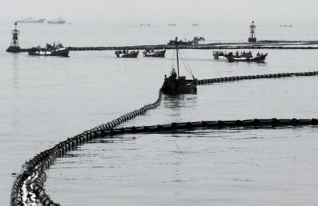 Dünya, Meksika Körfezi'ndeki çevre felaketinden sonra yeni bir felaketle karşı karşıya. Çin'de ülke tarihinin en büyük petrol sızıntısında, okyanus üzerinde şimdiden 430 kilometre kareden fazla bir alan zifiri siyaha büründü.