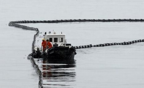 Dünya, Meksika Körfezi'ndeki çevre felaketinden sonra yeni bir felaketle karşı karşıya. Çin'de ülke tarihinin en büyük petrol sızıntısında, okyanus üzerinde şimdiden 430 kilometre kareden fazla bir alan zifiri siyaha büründü.