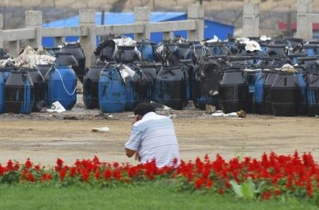 Dünya, Meksika Körfezi'ndeki çevre felaketinden sonra yeni bir felaketle karşı karşıya. Çin'de ülke tarihinin en büyük petrol sızıntısında, okyanus üzerinde şimdiden 430 kilometre kareden fazla bir alan zifiri siyaha büründü.