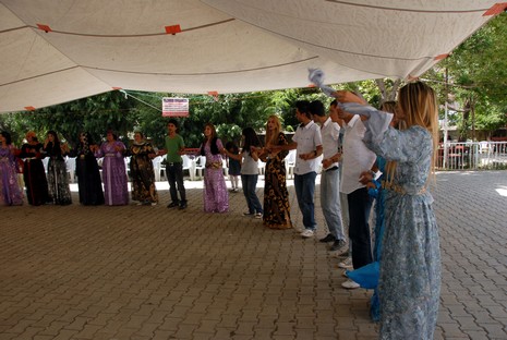 24-25.07.2010 tarihlerinde Yüksekva'da dünya evine giren bazı çiftlerimizi sizler için sayfamıza taşıdık