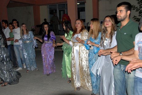 24-25.07.2010 tarihlerinde Yüksekva'da dünya evine giren bazı çiftlerimizi sizler için sayfamıza taşıdık