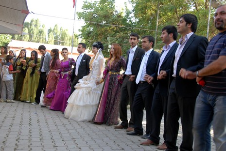 24-25.07.2010 tarihlerinde Yüksekva'da dünya evine giren bazı çiftlerimizi sizler için sayfamıza taşıdık