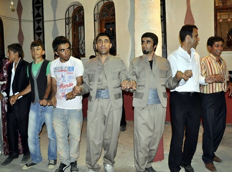 24-25.07.2010 tarihlerinde Yüksekva'da dünya evine giren bazı çiftlerimizi sizler için sayfamıza taşıdık