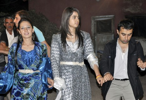 24-25.07.2010 tarihlerinde Yüksekva'da dünya evine giren bazı çiftlerimizi sizler için sayfamıza taşıdık