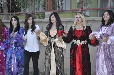 24-25.07.2010 tarihlerinde Yüksekva'da dünya evine giren bazı çiftlerimizi sizler için sayfamıza taşıdık