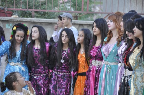 24-25.07.2010 tarihlerinde Yüksekva'da dünya evine giren bazı çiftlerimizi sizler için sayfamıza taşıdık