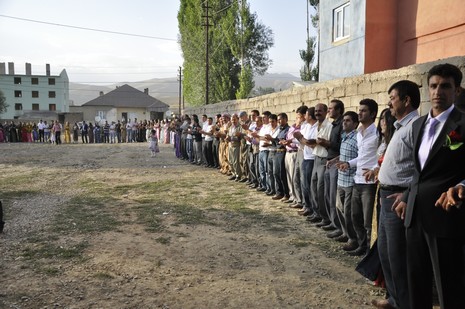 24-25.07.2010 tarihlerinde Yüksekva'da dünya evine giren bazı çiftlerimizi sizler için sayfamıza taşıdık