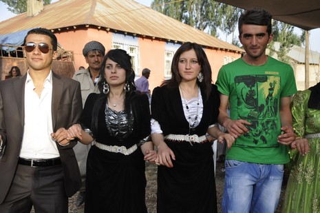 24-25.07.2010 tarihlerinde Yüksekva'da dünya evine giren bazı çiftlerimizi sizler için sayfamıza taşıdık