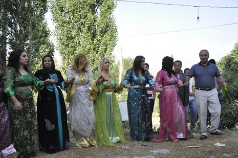 24-25.07.2010 tarihlerinde Yüksekva'da dünya evine giren bazı çiftlerimizi sizler için sayfamıza taşıdık