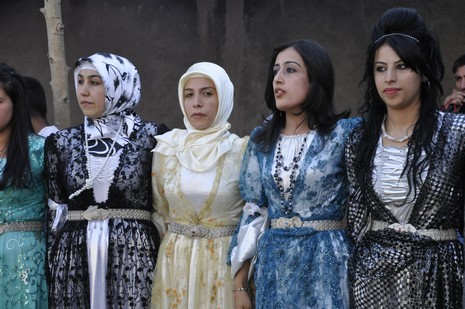 24-25.07.2010 tarihlerinde Yüksekva'da dünya evine giren bazı çiftlerimizi sizler için sayfamıza taşıdık