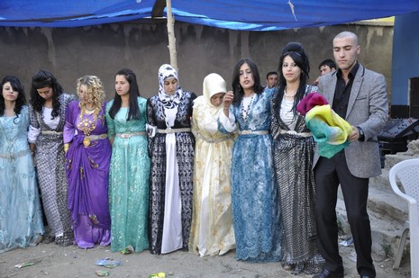 24-25.07.2010 tarihlerinde Yüksekva'da dünya evine giren bazı çiftlerimizi sizler için sayfamıza taşıdık