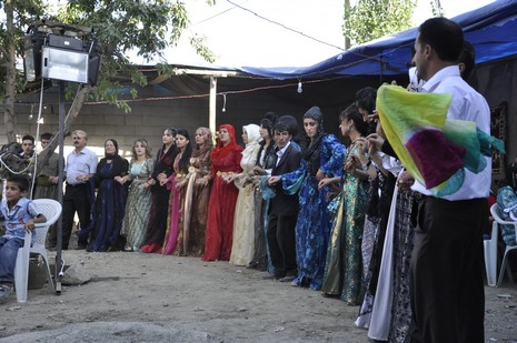 24-25.07.2010 tarihlerinde Yüksekva'da dünya evine giren bazı çiftlerimizi sizler için sayfamıza taşıdık