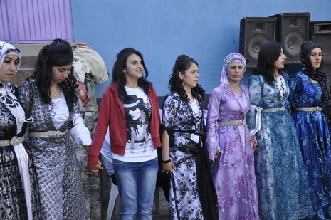 24-25.07.2010 tarihlerinde Yüksekva'da dünya evine giren bazı çiftlerimizi sizler için sayfamıza taşıdık