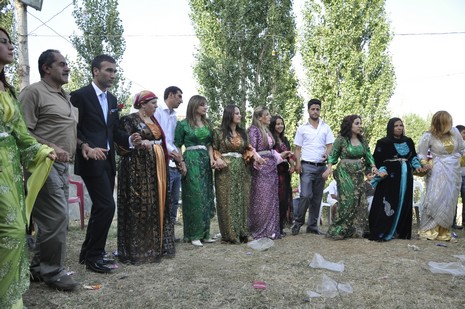 24-25.07.2010 tarihlerinde Yüksekva'da dünya evine giren bazı çiftlerimizi sizler için sayfamıza taşıdık