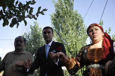 24-25.07.2010 tarihlerinde Yüksekva'da dünya evine giren bazı çiftlerimizi sizler için sayfamıza taşıdık