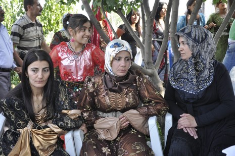 24-25.07.2010 tarihlerinde Yüksekva'da dünya evine giren bazı çiftlerimizi sizler için sayfamıza taşıdık