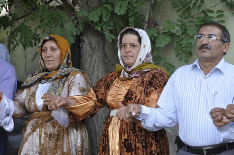 24-25.07.2010 tarihlerinde Yüksekva'da dünya evine giren bazı çiftlerimizi sizler için sayfamıza taşıdık