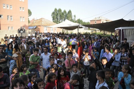 24-25.07.2010 tarihlerinde Yüksekva'da dünya evine giren bazı çiftlerimizi sizler için sayfamıza taşıdık