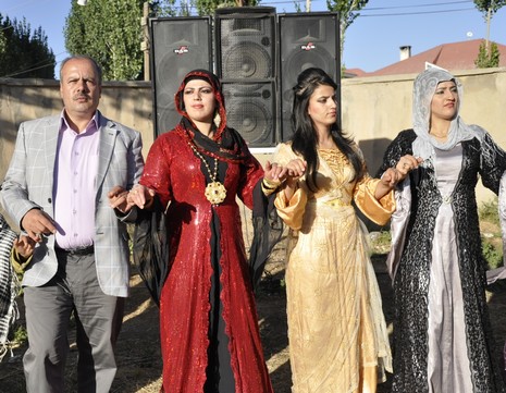 30-31.07.2010 tarihlerinde Yüksekva'da dünya evine giren bazı çiftlerimizi sizler için sayfamıza taşıdık